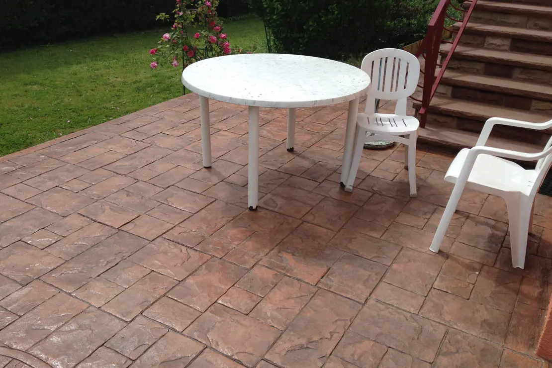 Logement avec sol en béton imprimé dans la zone de vie extérieure à Bresson